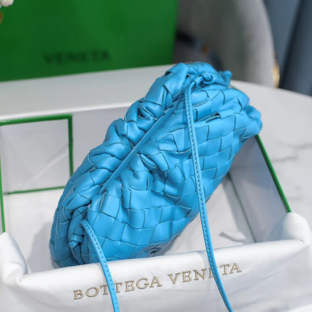 BV cloud bag is in stock, coarse weave, large plaid weave, the pouch cloud bag. Needless to say, this year's most popular bag is not without its reason. The minimalist and slightly wrinkled design is both advanced and a bit lazy. After the new designer came, he directly changed it to a large weave and became super young. It also has a touch of fashion. You must buy it. This year's must-have bag. Size: 22×12×7cm. Real shot ❤️